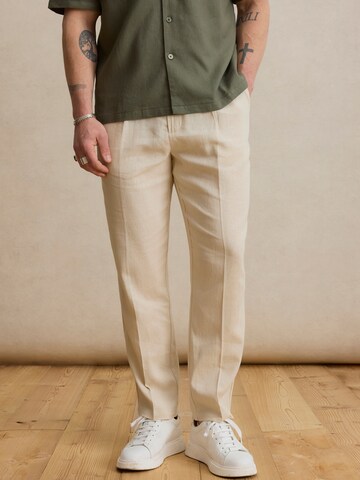 DAN FOX APPAREL - regular Pantalón de pinzas 'Kadir' en beige: frente