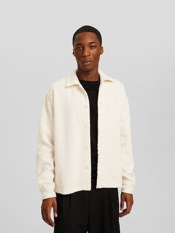 Bershka Regular Fit Hemd in Beige: Vorderseite