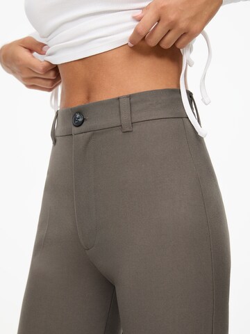 Wide leg Pantaloni con piega frontale di Pull&Bear in marrone