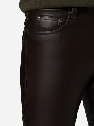 Coupe slim Pantalon 'No. 3 TR' RICANO en marron