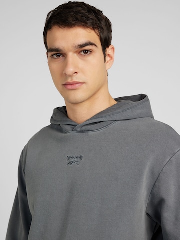 Reebok - Sweatshirt de desporto em cinzento