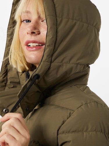 Mujer con chaqueta de invierno con capucha