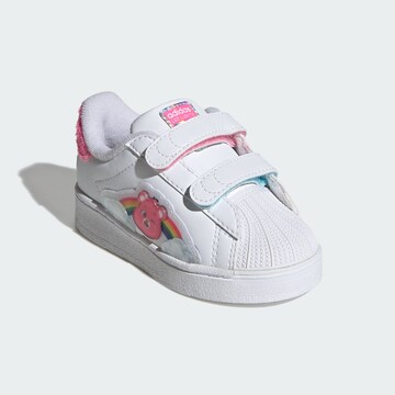 ADIDAS ORIGINALS - Zapatillas deportivas 'Care Bears Superstar' en blanco