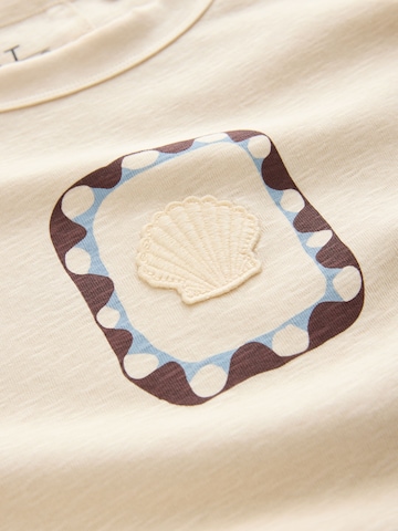 Tricou de la Next pe bej