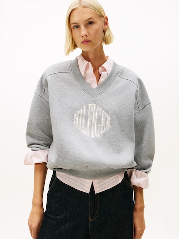 TOMMY HILFIGER - Sweatshirt 'VARSITY ' em cinzento: frente