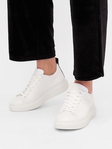 PAVEMENT Sneakers 'Dee' in White: front