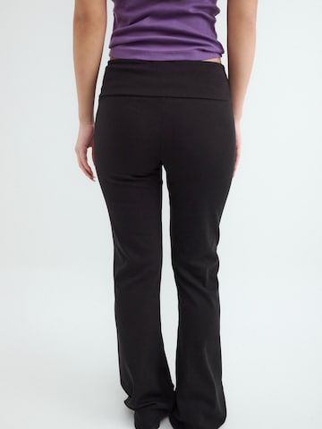 BALMOHK Levenevä Leggingsit värissä musta