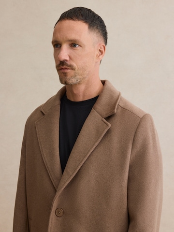 DAN FOX APPAREL Płaszcz przejściowy 'Frederik' w kolorze brązowy
