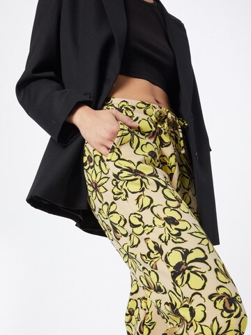 Coupe slim Pantalon 'SELAH' b.young en vert