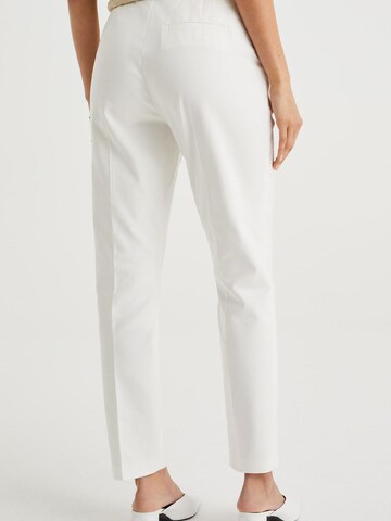 WE Fashion Slimfit Kalhoty s puky – bílá
