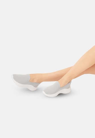 Scarpa slip-on di Elara in grigio