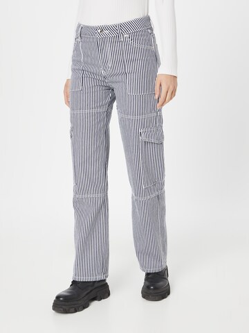 Edikted Regular Cargo Pants in Blue: front