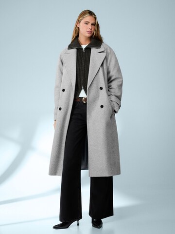 Bershka Overgangsfrakke i grå: forside