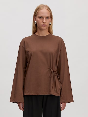 EDITED - Camiseta 'Gasira' en marrón: frente