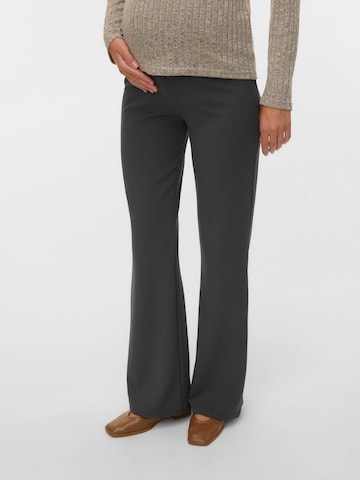 Flared Pantaloni di MAMALICIOUS in grigio: frontale