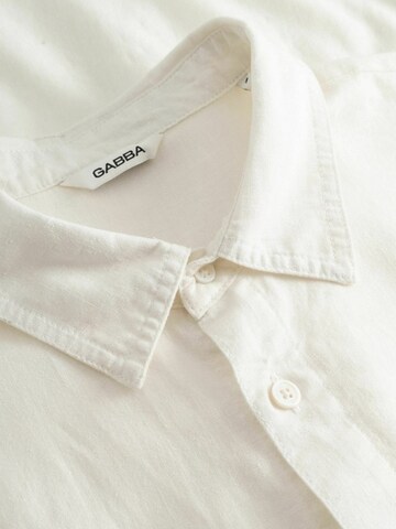 Coupe regular Chemise ' GABcven ' GABBA en blanc