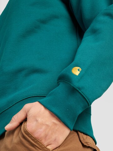 Carhartt WIP Sweatshirt 'Chase' in Groen