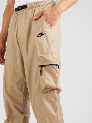 Tapered Pantaloni cargo di Nike Sportswear in verde
