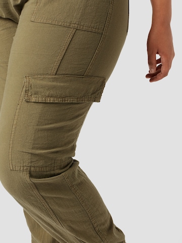 Zizzi Дънки Tapered Leg Панталон 'JEASY' в зелено