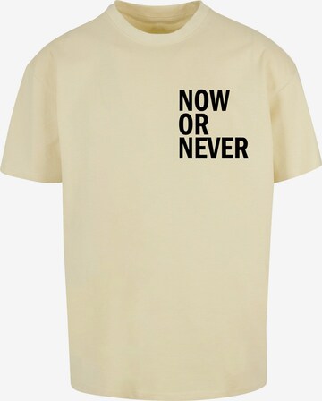 Maglietta 'Now Or Never' di Merchcode in giallo: frontale