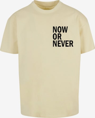 Merchcode Shirt 'Now Or Never' in Geel: voorkant