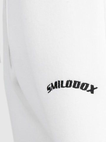 Smilodox Loosefit Jogginghose 'Karima' in Weiß