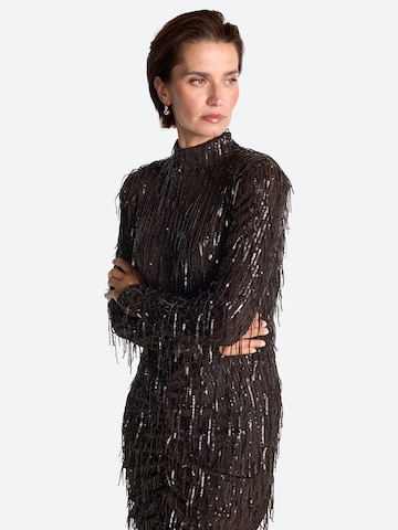 Rich & Royal - Vestido en marrón: frente