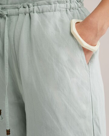 WE Fashion Loose fit Trousers in Green