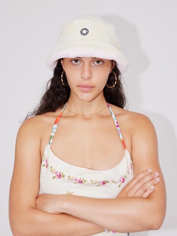ABOUT YOU REBIRTH STUDIOS Hat 'Easy Breezy' in White: front