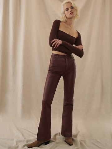 Bootcut Pantalon 'Dita' Kendall for ABOUT YOU en marron