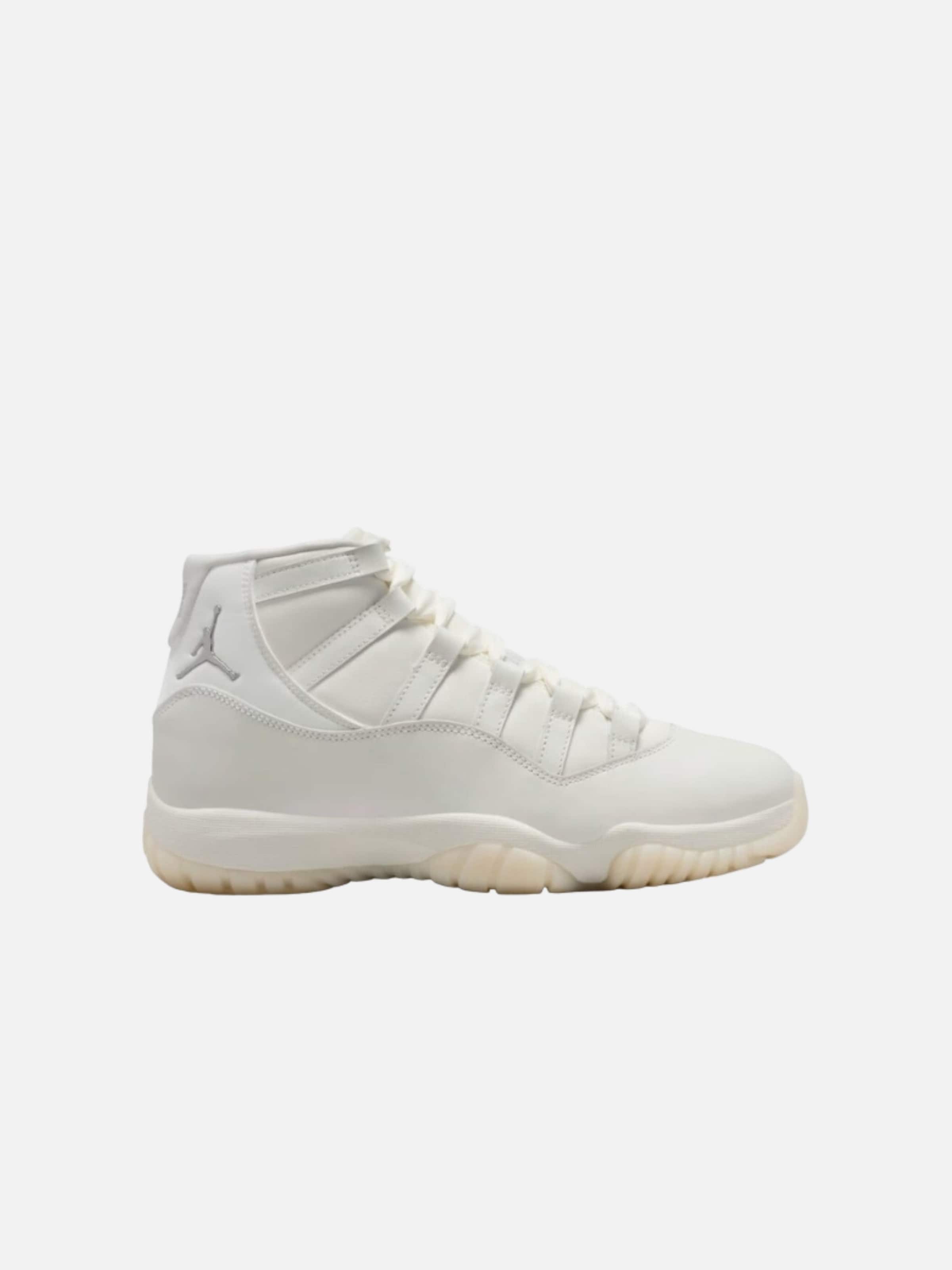 Sneaker alta 'Air Jordan 11 Retro Pearl' di Jordan in bianco: frontale
