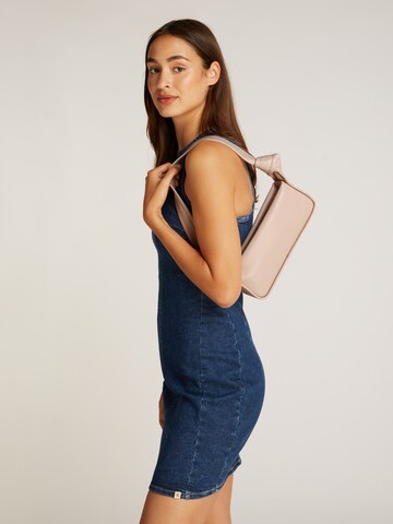 Geantă de umăr de la Calvin Klein Jeans pe roz