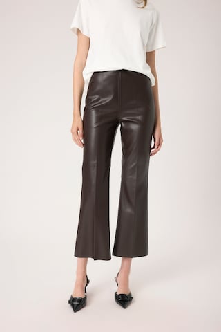 évasé Pantalon 'Kaylee' SOAKED IN LUXURY en marron : devant