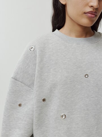 EDITED Sweatshirt 'Ylva' in Grau