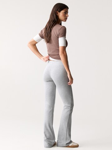 évasé Pantalon Pull&Bear en gris