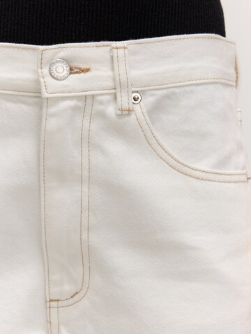 Bootcut Jeans 'Caro' de la EDITED pe alb