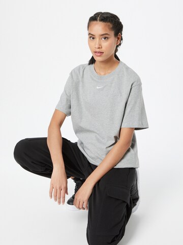 Nike Sportswear - Camisa 'Essential' em cinzento
