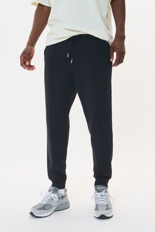 Matinique Tapered Hose 'Jack' in Schwarz: Vorderseite