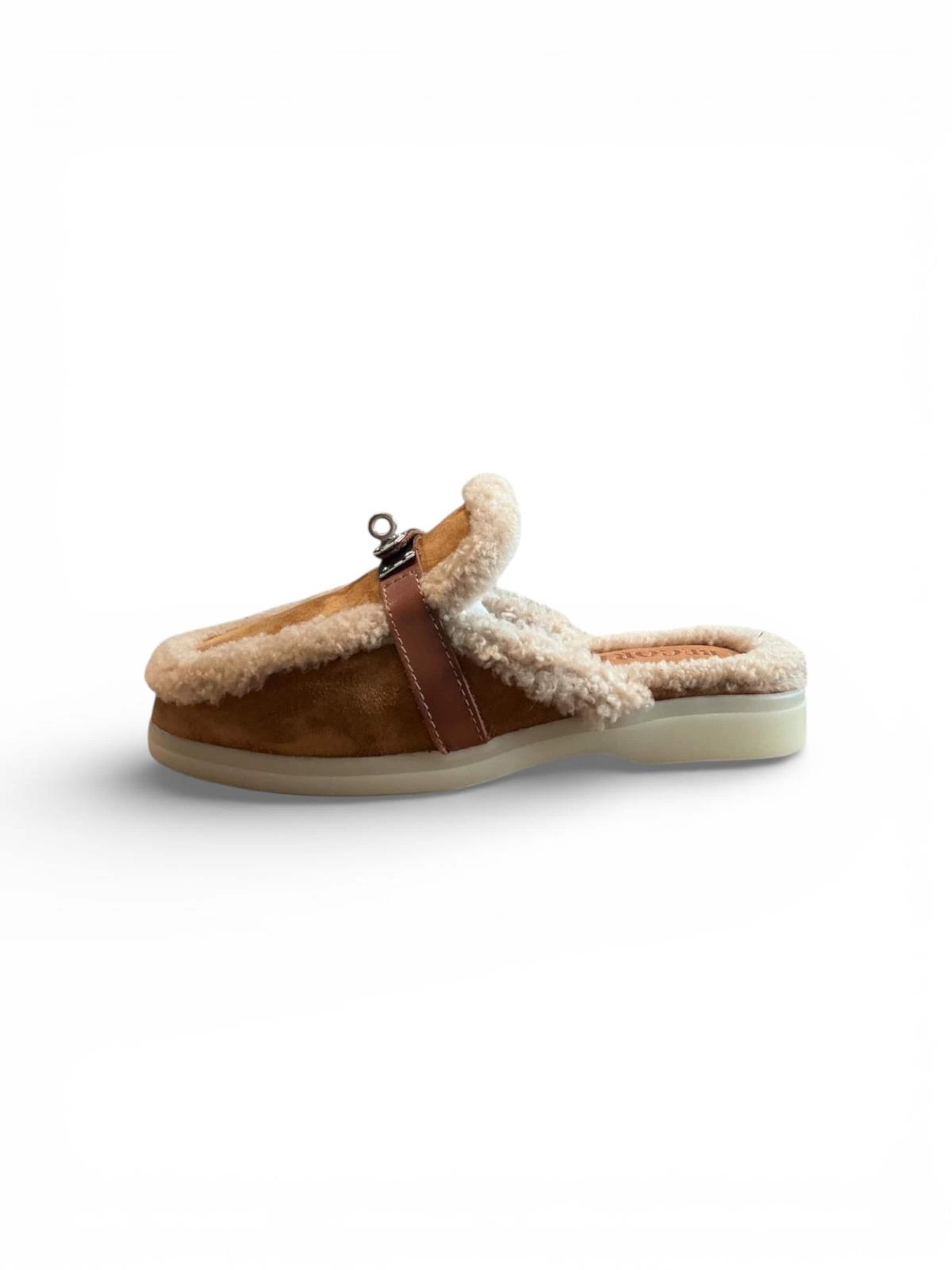 Begoria Slippers in Beige: front