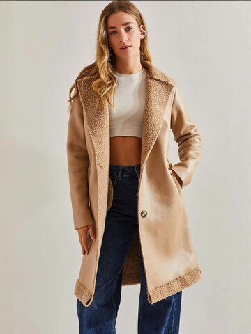 Cappotto invernale di Bianco Lucci in beige: frontale