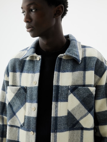 Pull&Bear Comfort fit Prehodna jakna | modra barva
