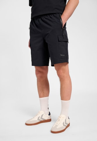 Hummel Regular Shorts 'Tech' in Schwarz: Vorderseite