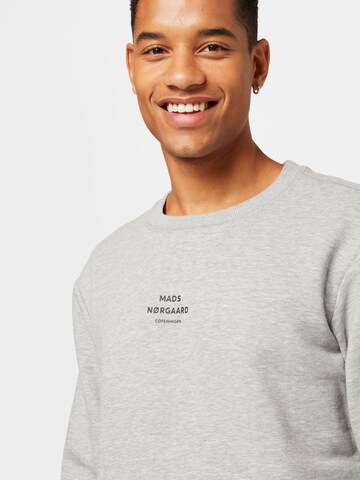 MADS NORGAARD COPENHAGEN Sweatshirt in Grau