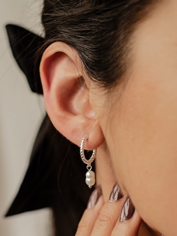 Orecchini 'Twisted Pearl' di Hey Happiness in argento