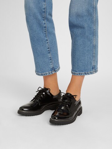 MARCO TOZZI Обувки с връзки в черно: отпред