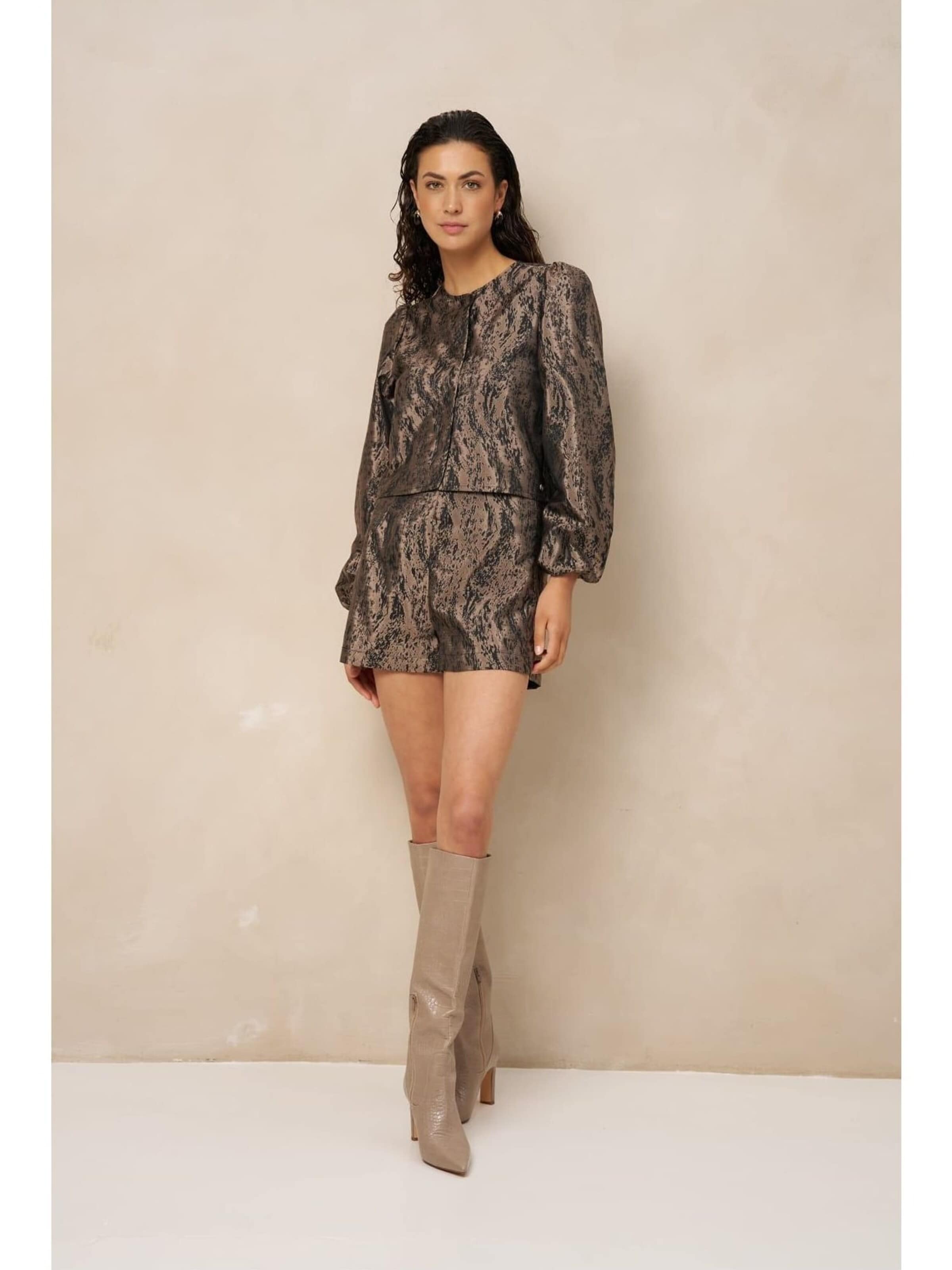 LOFTY MANNER Blouse 'RJ04 - Blouse Hedda - Jacquard' in Bruin