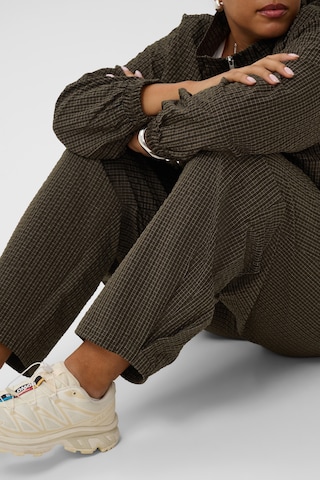 KAFFE CURVE Loosefit Kalhoty – hnědá
