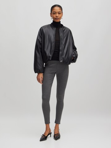 Skinny Leggings 'Rebecca' di EDITED in grigio