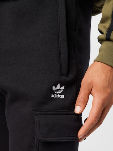 ADIDAS ORIGINALS Zwężany krój Bojówki 'Adicolor Essentials Trefoil ' w kolorze czarny