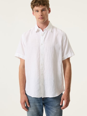GARCIA Regular fit Button Up Shirt in White: front